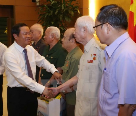 Phó Chủ tịch Quốc hội Đỗ Bá Tỵ tiếp Đoàn đại biểu cựu Thanh niên xung phong các thế hệ - ảnh 1
